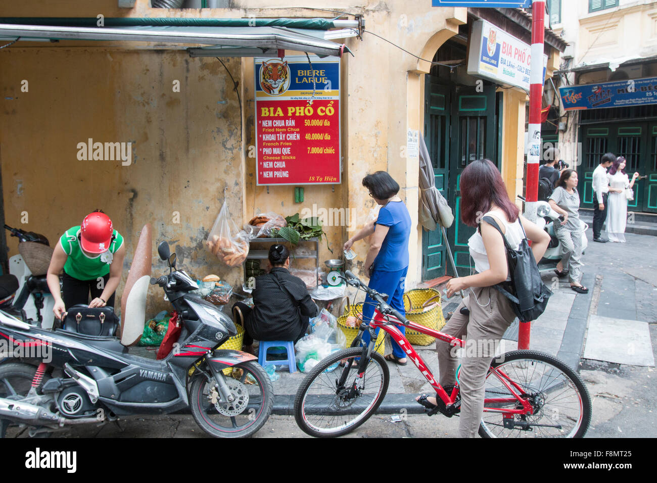 Chers vietnamiens cuisiner et servir des aliments sur un coin de rue de vieux quartier de Hanoi,Vietnam,Asia Banque D'Images