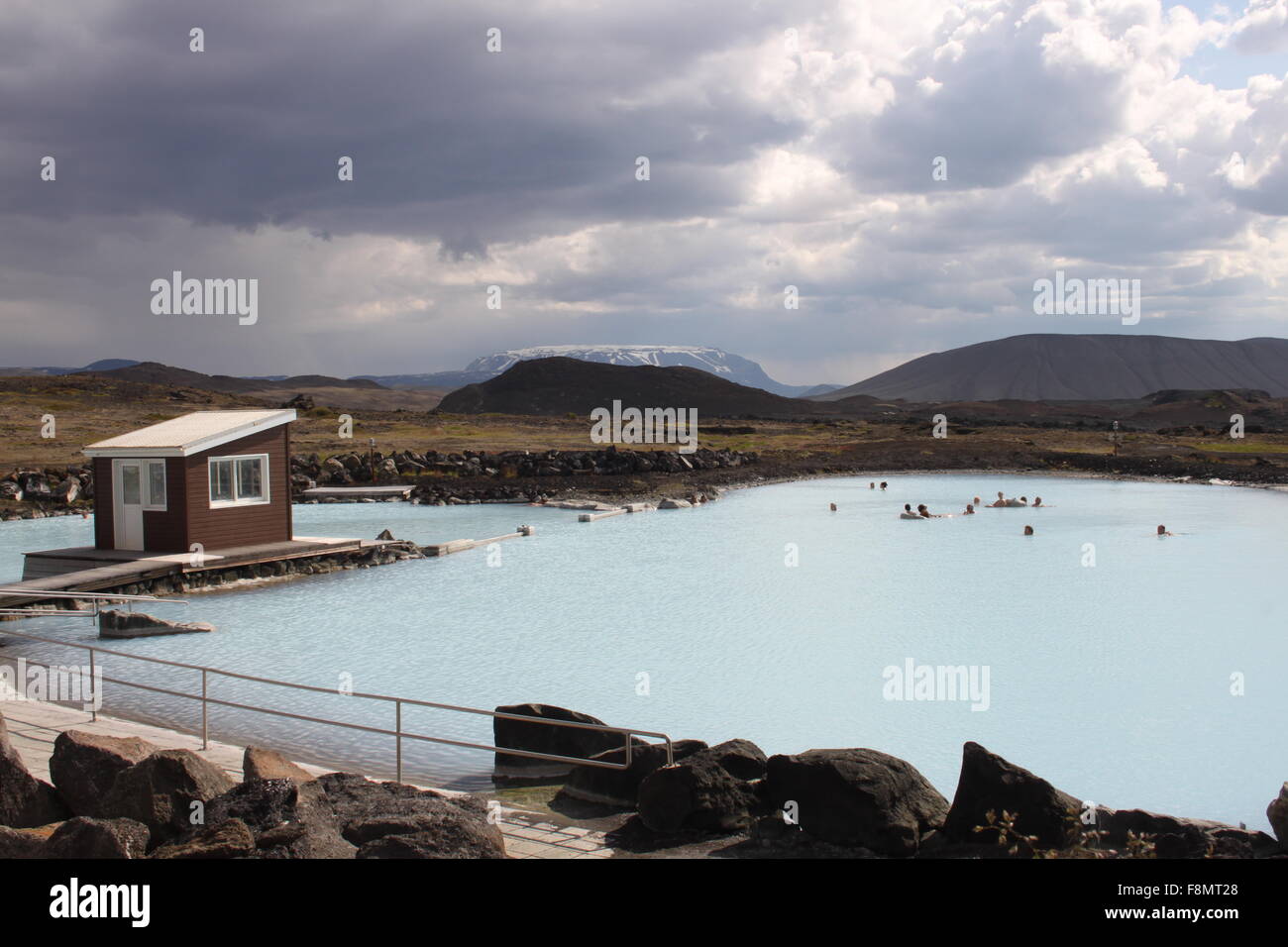 Les baigneurs profiter le lac Myvatn Nature Baths nord-est de l'Islande Banque D'Images