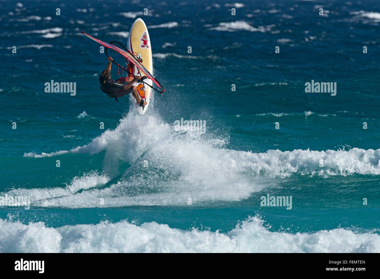 Wind Surfer vague saut, Esperance, l'ouest de l'Australie. Banque D'Images