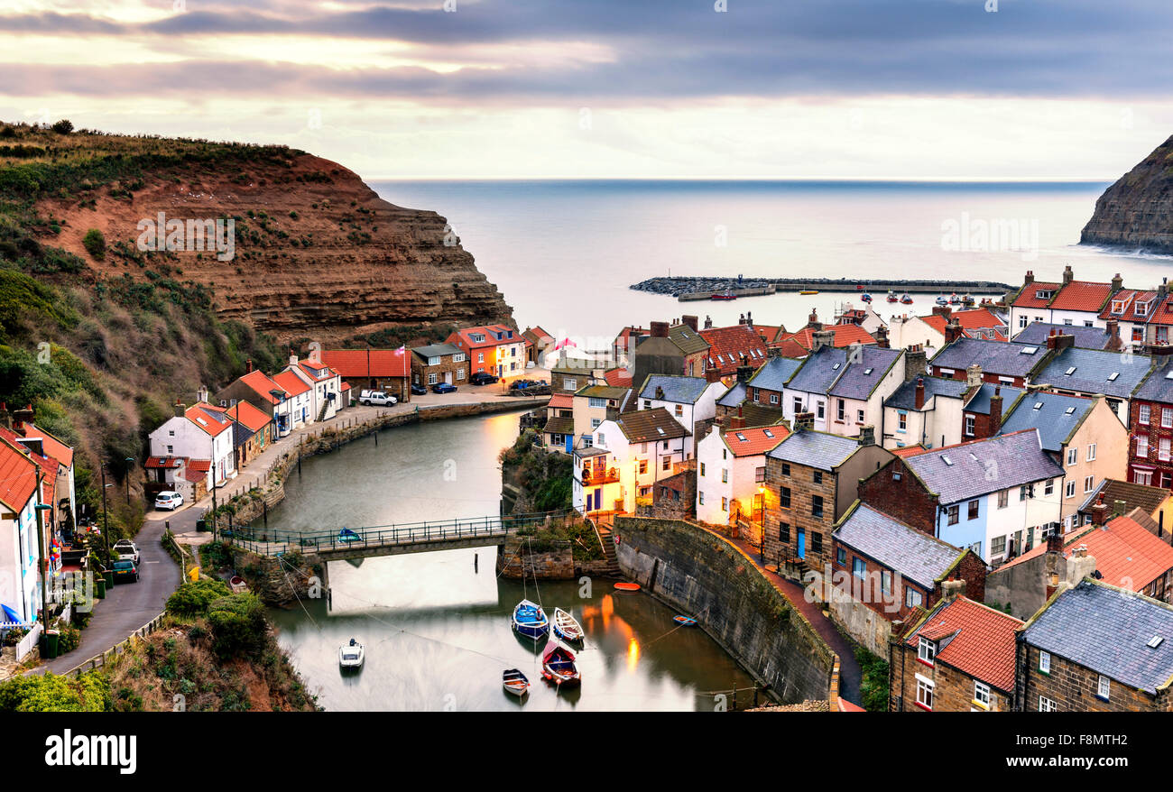 A la fin de l'été l'aube à Staithes village Banque D'Images