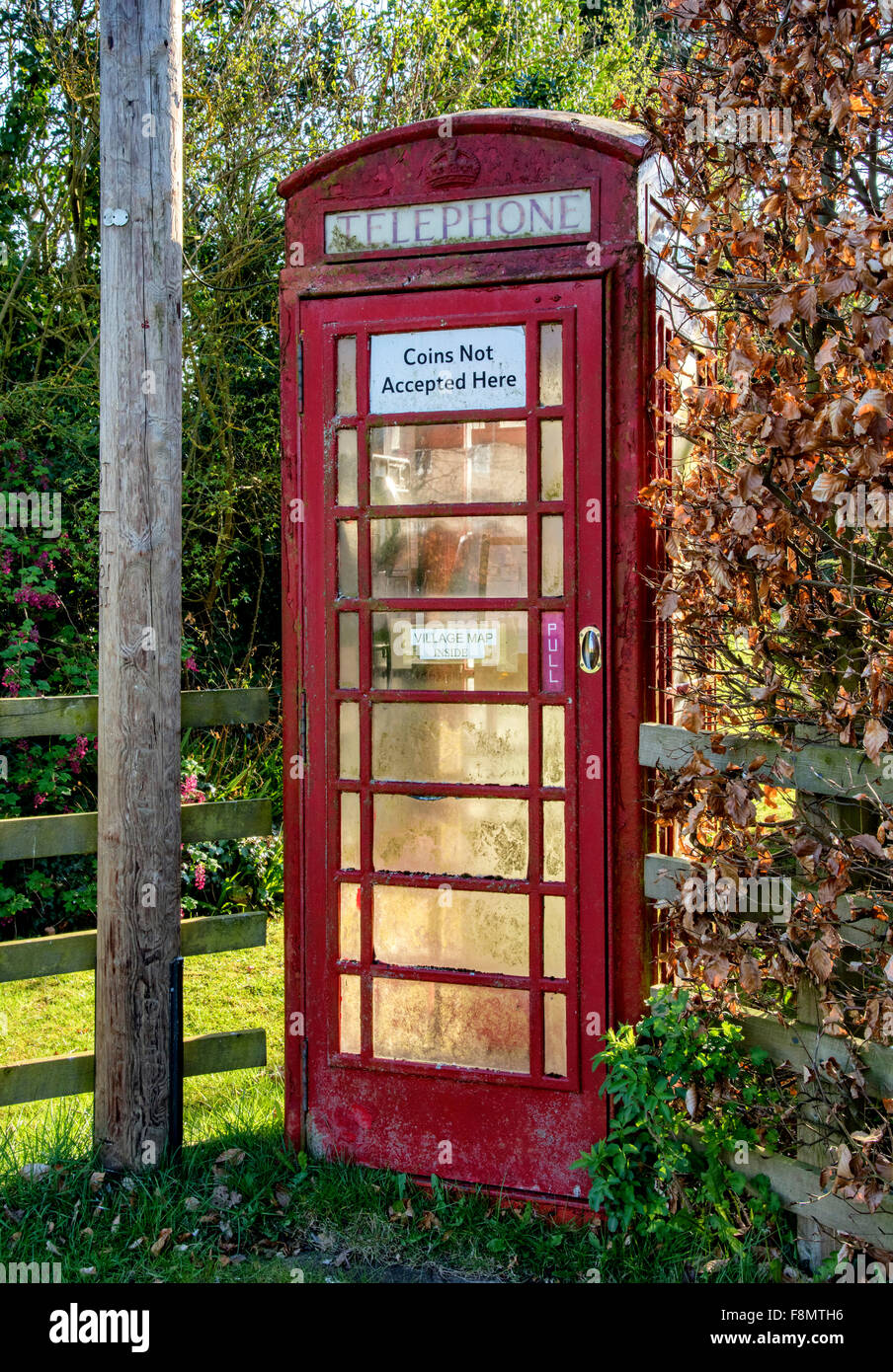 Une boîte de téléphone rouge de Settrington village Banque D'Images