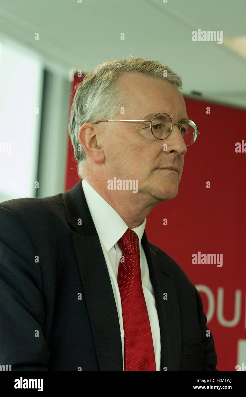 L'aéroport de Stansted, Essex, Royaume-Uni. 10 Décembre, 2015. La très honorable Hilary Benn, secrétaire des affaires étrangères de l'ombre de l'opposition du Parti du Travail traite d'une réunion de la campagne dans le travail qui fait campagne pour la Grande-Bretagne à voter pour rester dans l'Union européenne dans le futur référendum Crédit : William Edwards/Alamy Live News Banque D'Images