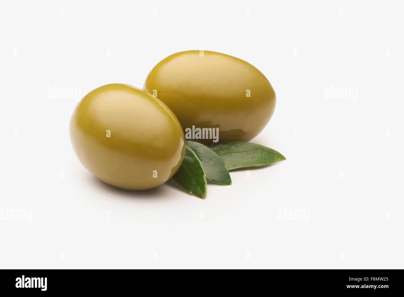 L'Espagnol Reine Olives ; Fond blanc Banque D'Images