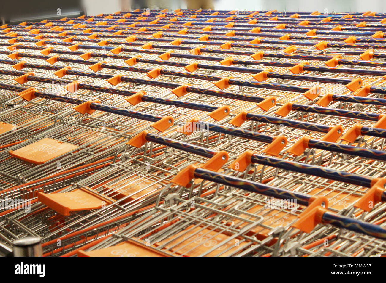 Un grand nombre de petites commandes chariots en ligne de supermarché Banque D'Images