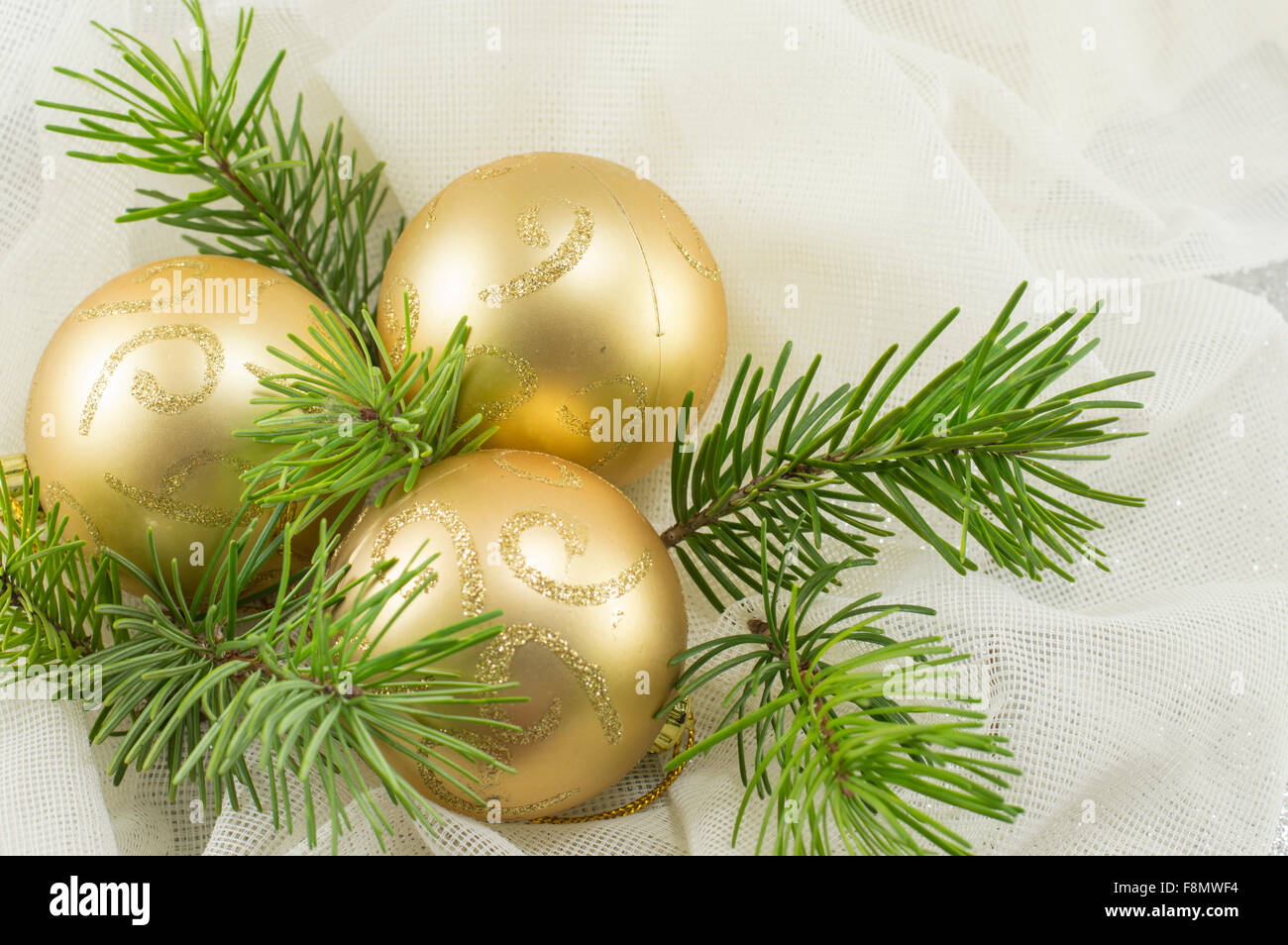 Les boules de Noël de couleur d'or sur une branche de sapin Banque D'Images