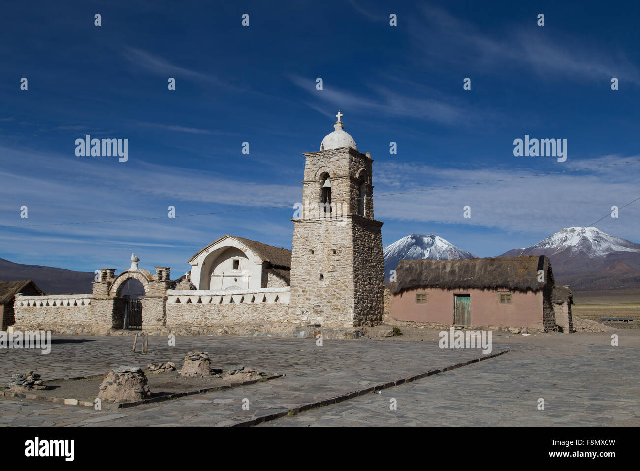 Photo de la petite église à Sajama dans le parc national de Sajama en Bolivie. Banque D'Images