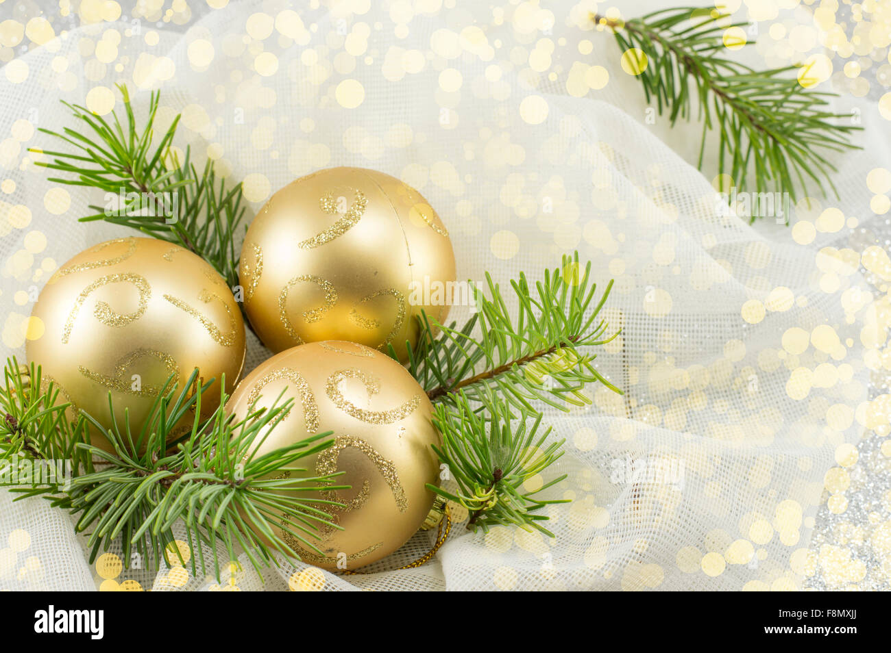 Les boules de Noël de couleur d'or sur une branche de sapin Banque D'Images