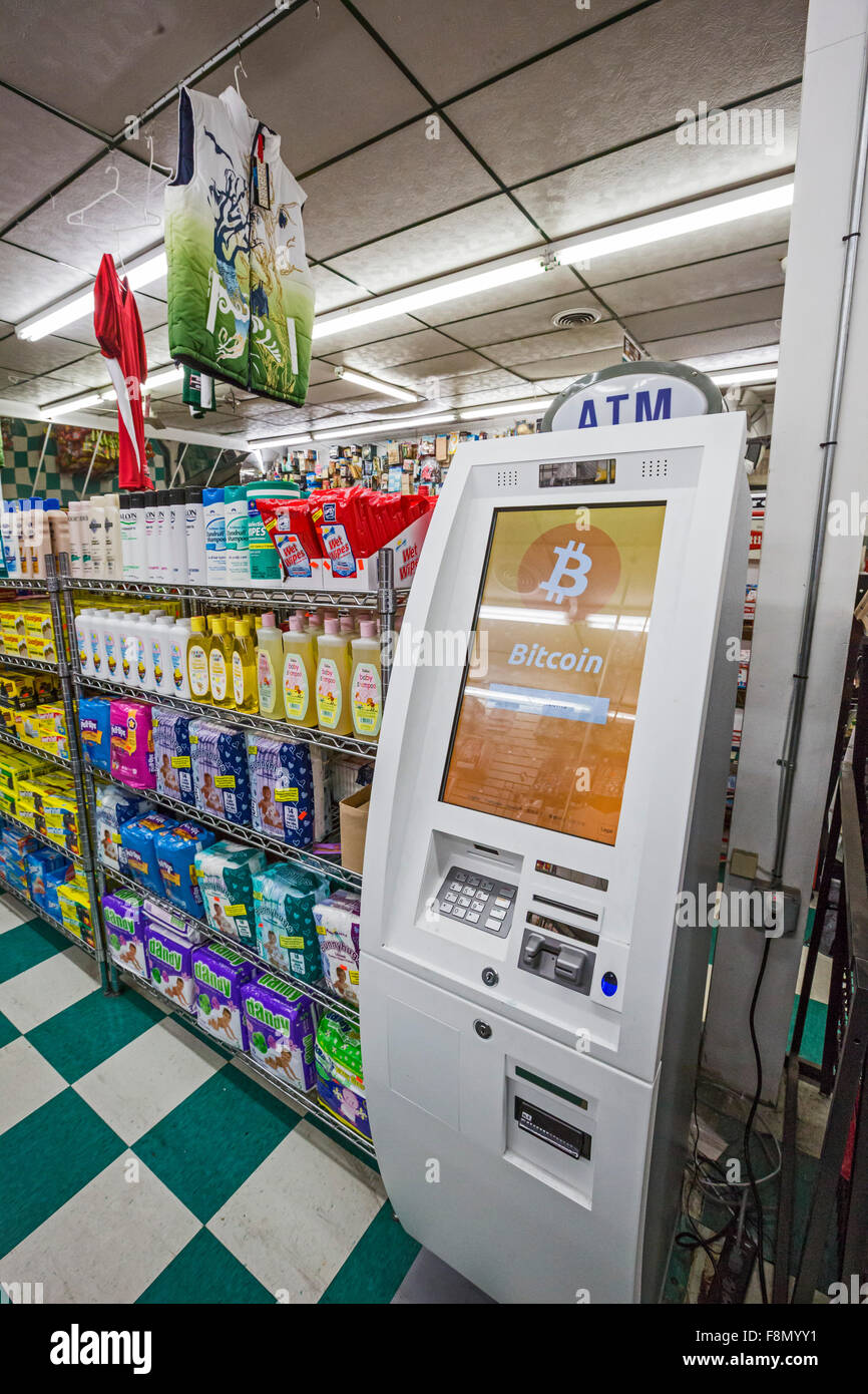 Detroit, Michigan - UN DISTRIBUTEUR AUTOMATIQUE DE Bitcoin à côté des  couches et du shampoing au marché de Timmy, un coin épicerie Photo Stock -  Alamy