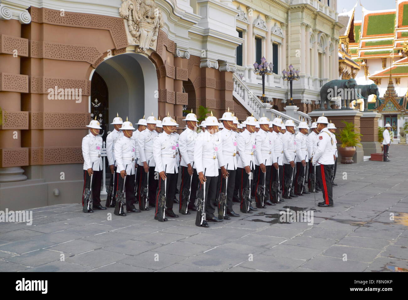 Thaïlande - Bangkok, des gardes devant le Palais Royal Banque D'Images