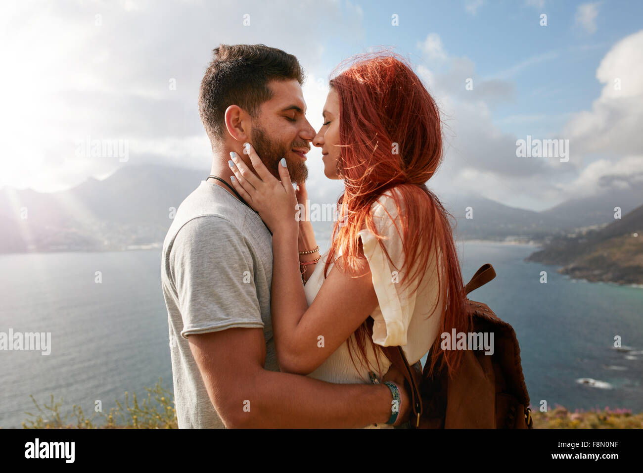 Portrait de jeune homme et femme sur le point de partager un baiser romantique. Young couple enjoying leur amour dans la nature l'extérieur Banque D'Images