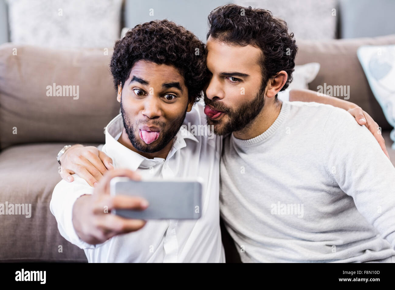 Heureux couple gay en tenant selfies Banque D'Images