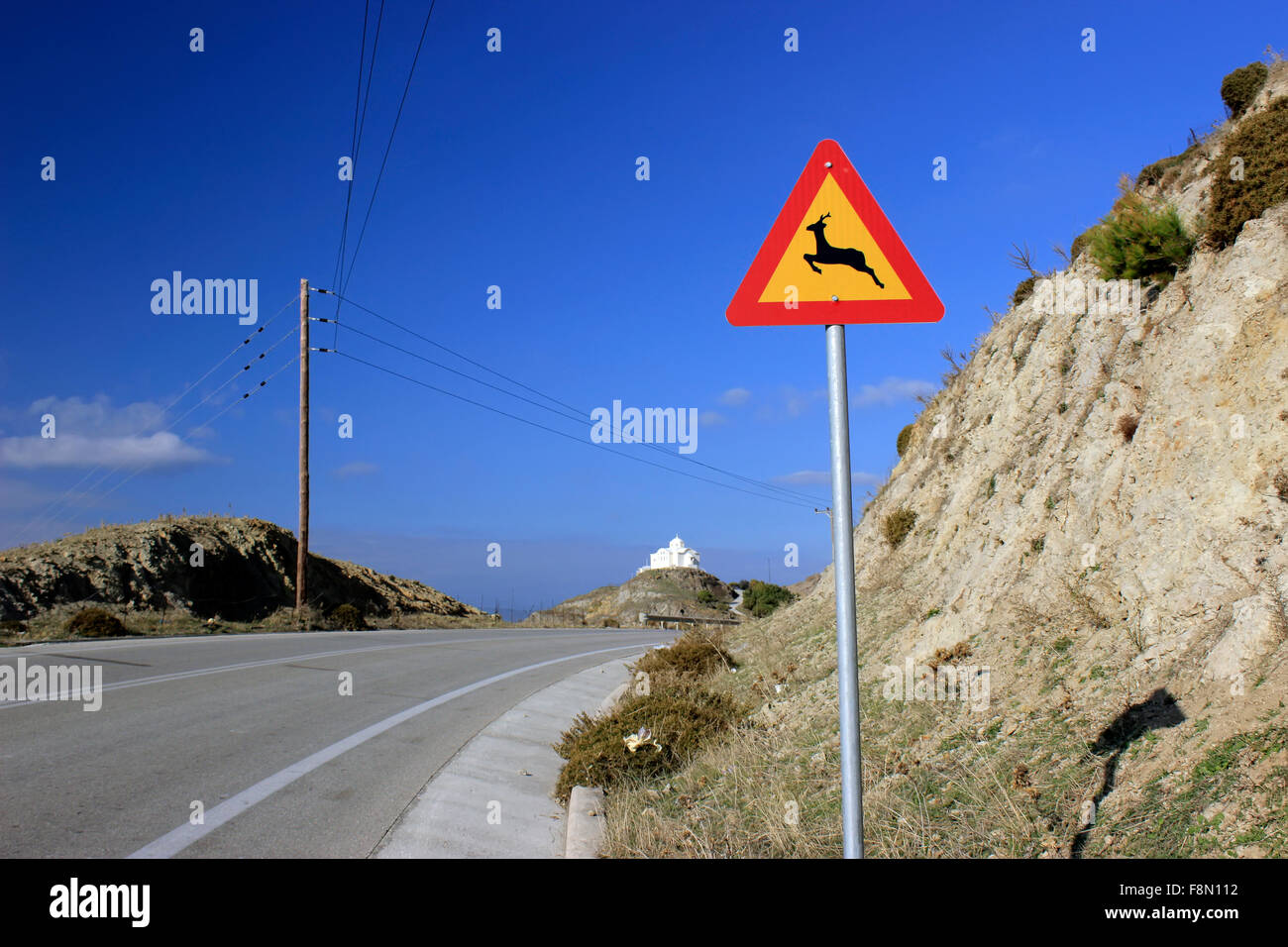 Large vue d'un Cerf(s) / d'avertissement de passage à niveau signalisation routière attention dans la ceinture d'autoroute. Myrina L'île de Lemnos, Grèce Banque D'Images