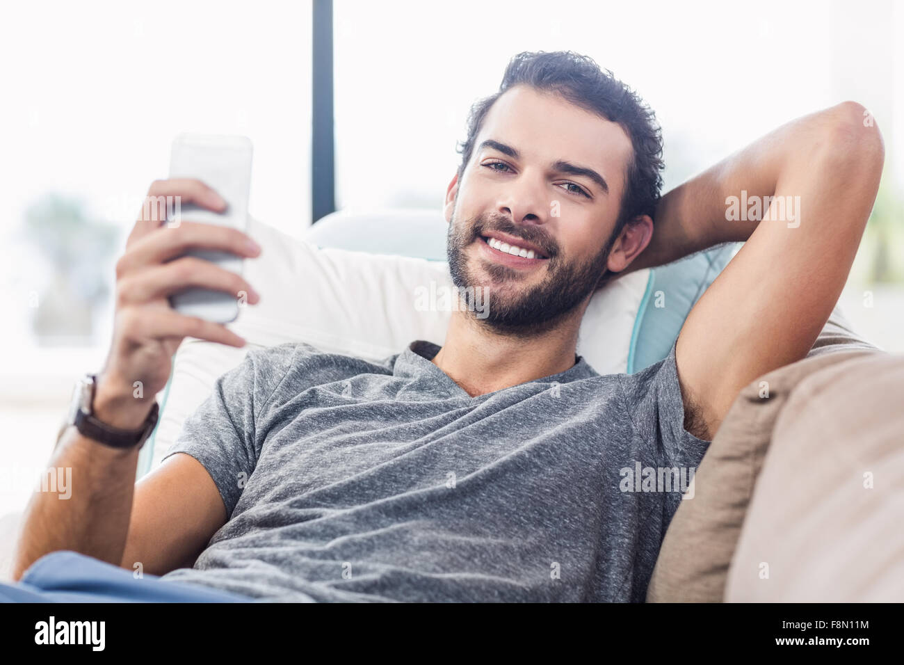 Attractive man using smartphone Banque D'Images