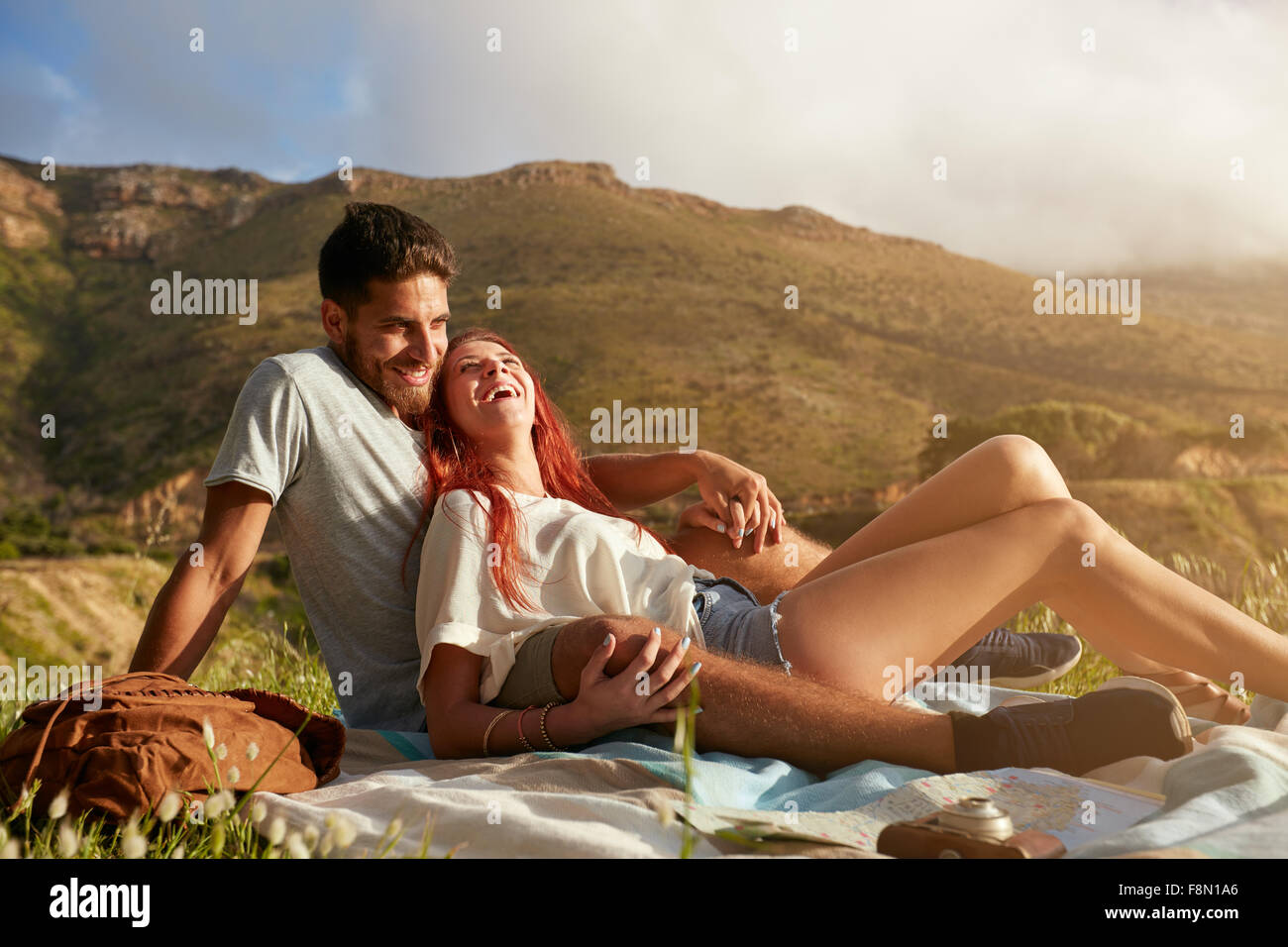 Portrait of a cute young et souriant. Jeune homme et femme ion vacances d'été. Bénéficiant d''un pique-nique sur un su Banque D'Images