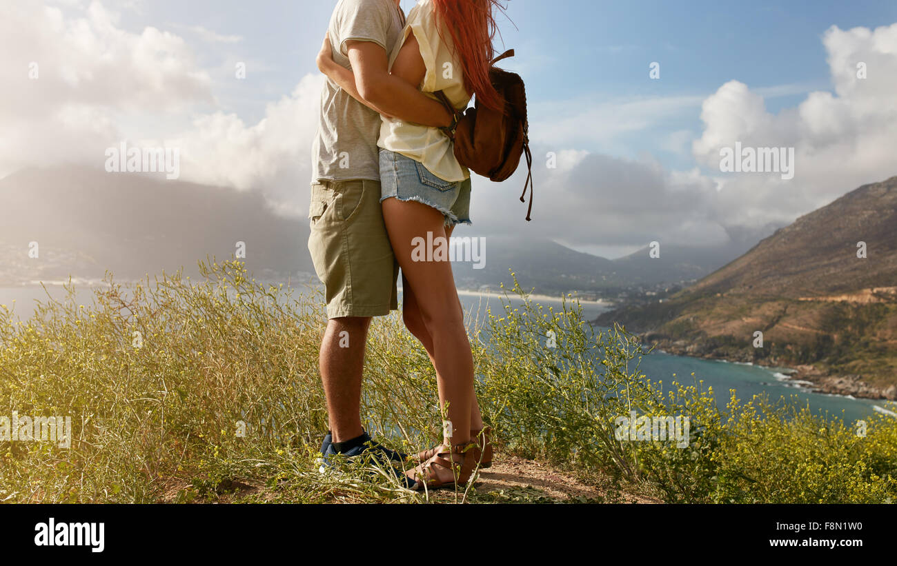 Portrait de l'amour libre en étant debout sur une falaise sur la côte. La section basse image de jeune homme et femme Banque D'Images