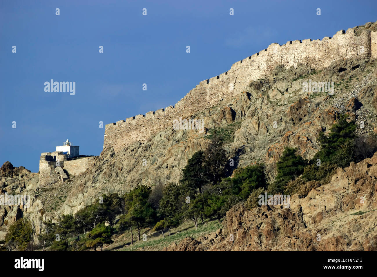 Myrinas' château byzantin le sud de l'enceinte crénelée et la balise. L'île de Lemnos, Grèce Banque D'Images