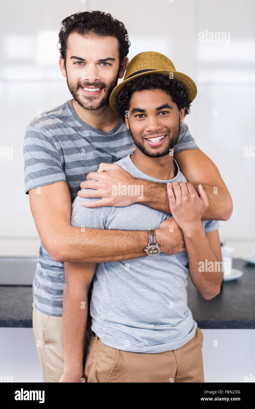 Happy gay couple hugging Banque D'Images