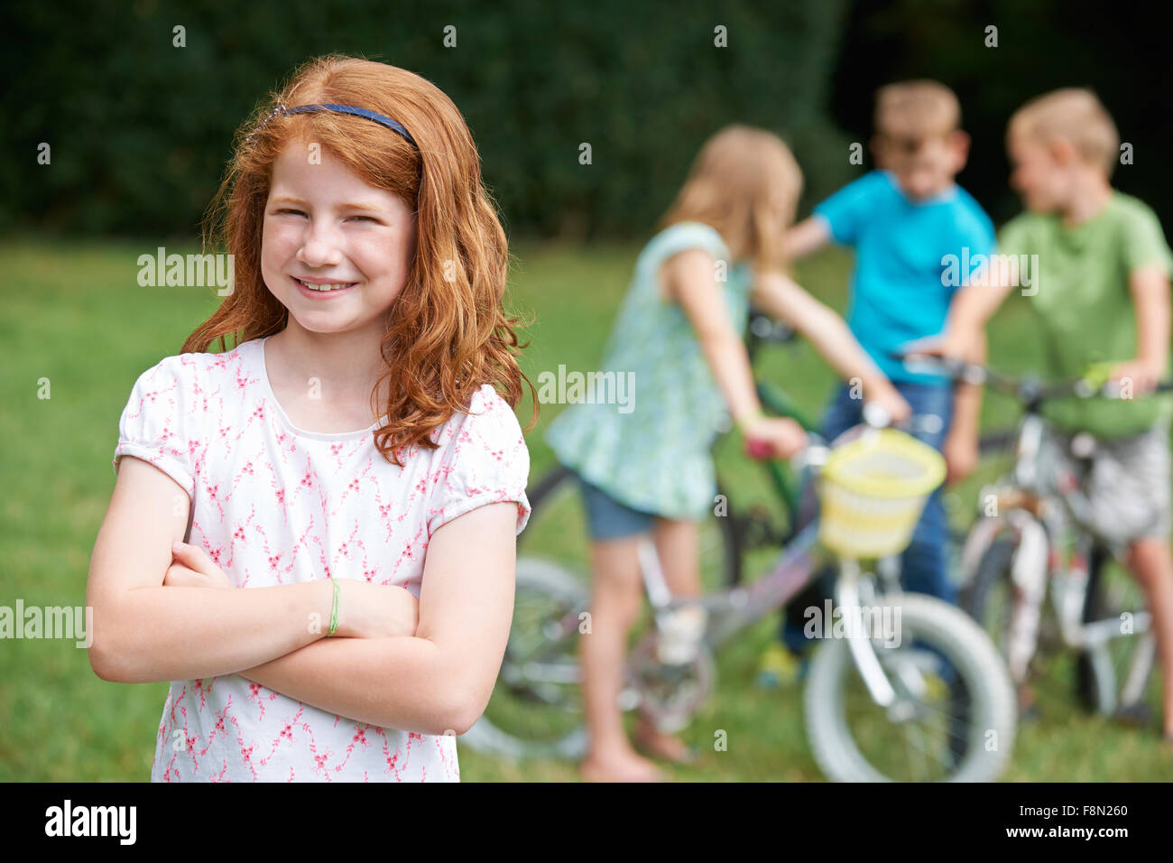 Groupe d'enfants jouant à l'extérieur sur les Vélos Banque D'Images