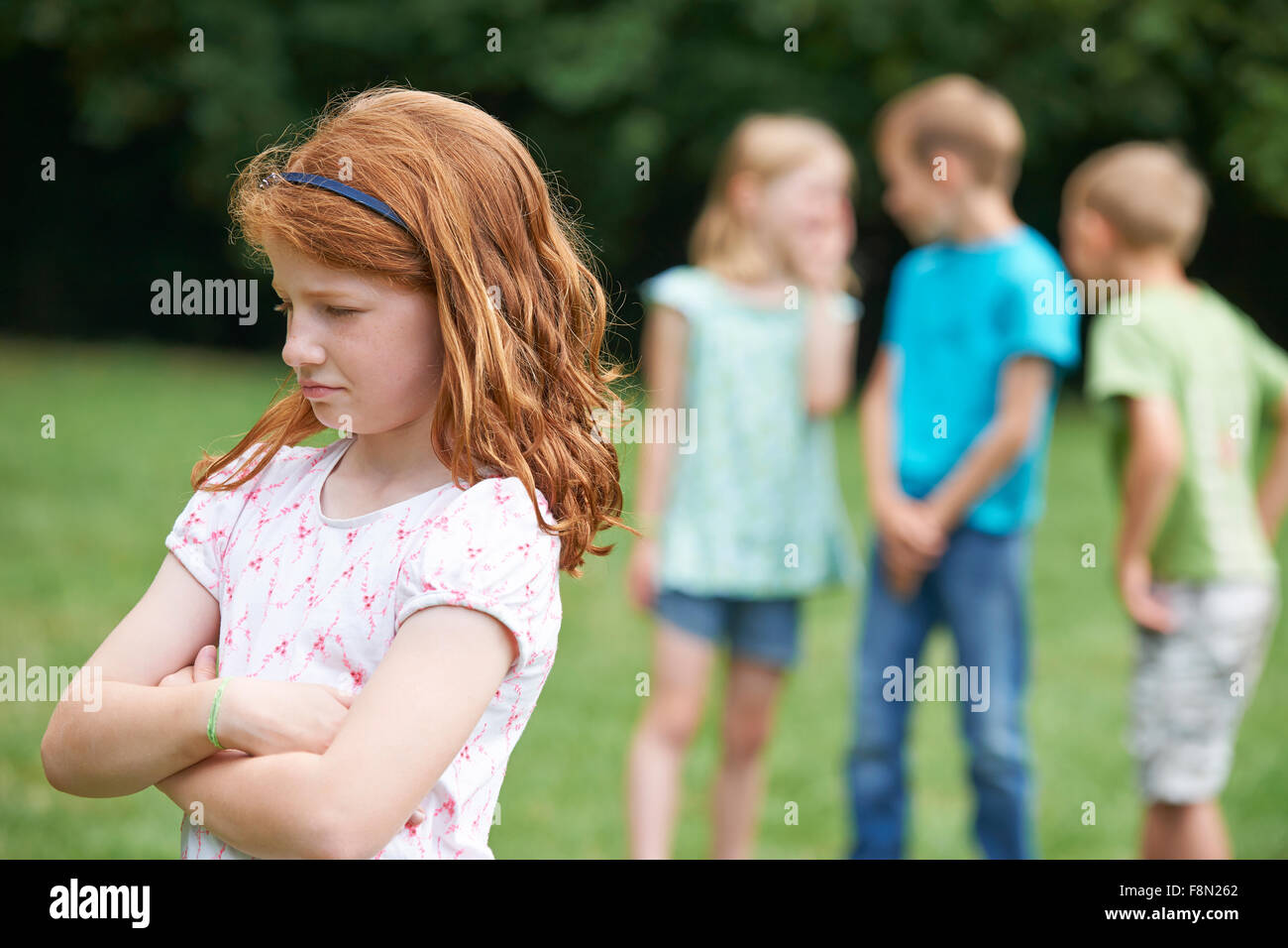 Fille malheureuse étant Cancanaient sur par d'autres enfants Banque D'Images