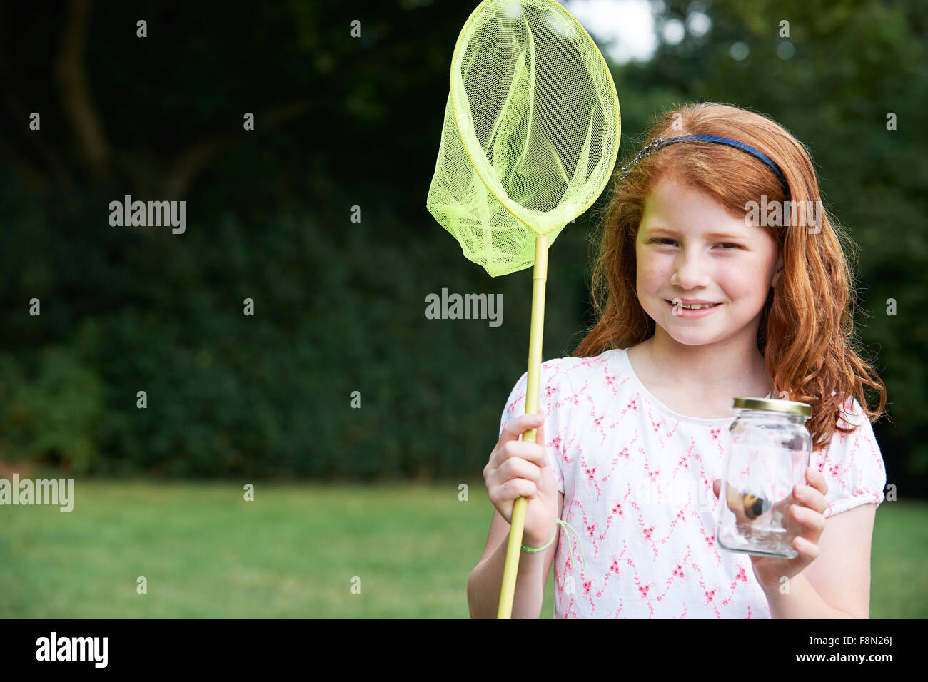 Fille avec Net et Papillon dans un bocal en verre Banque D'Images