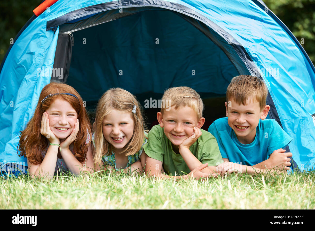 Groupe d'enfants sur le Camping Voyage ensemble Banque D'Images
