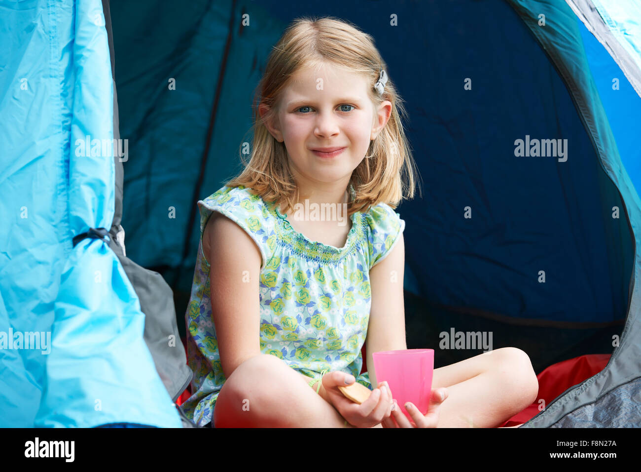 Snack-Girl On Camping Trip Banque D'Images