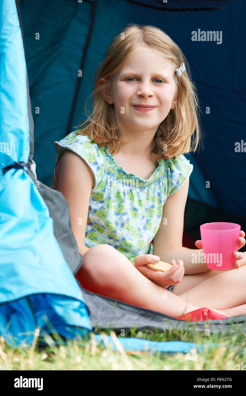 Snack-Girl On Camping Trip Banque D'Images