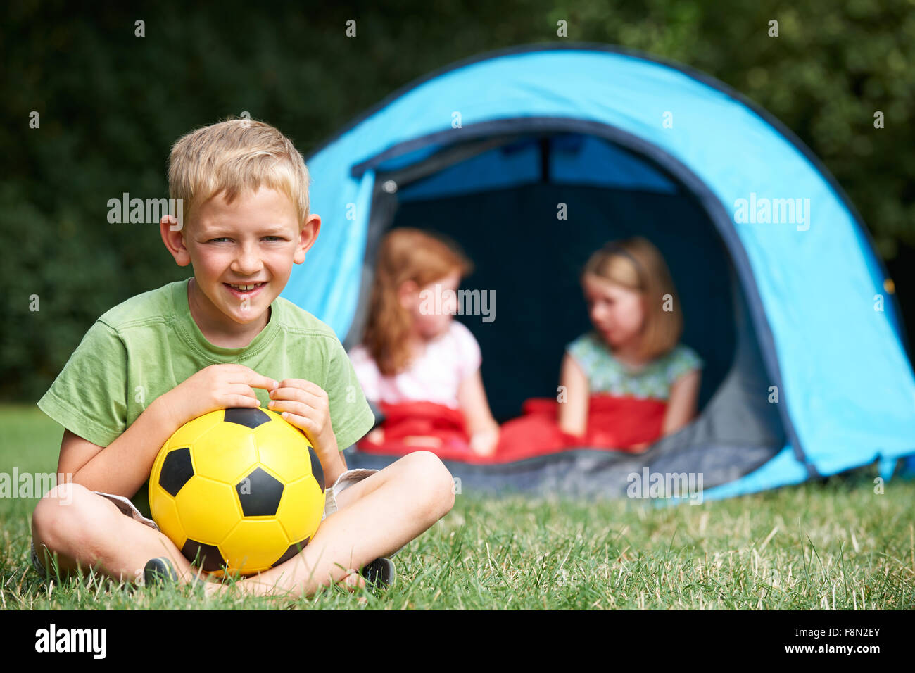 Portrait Of Boy With Friends On Camping Trip Banque D'Images