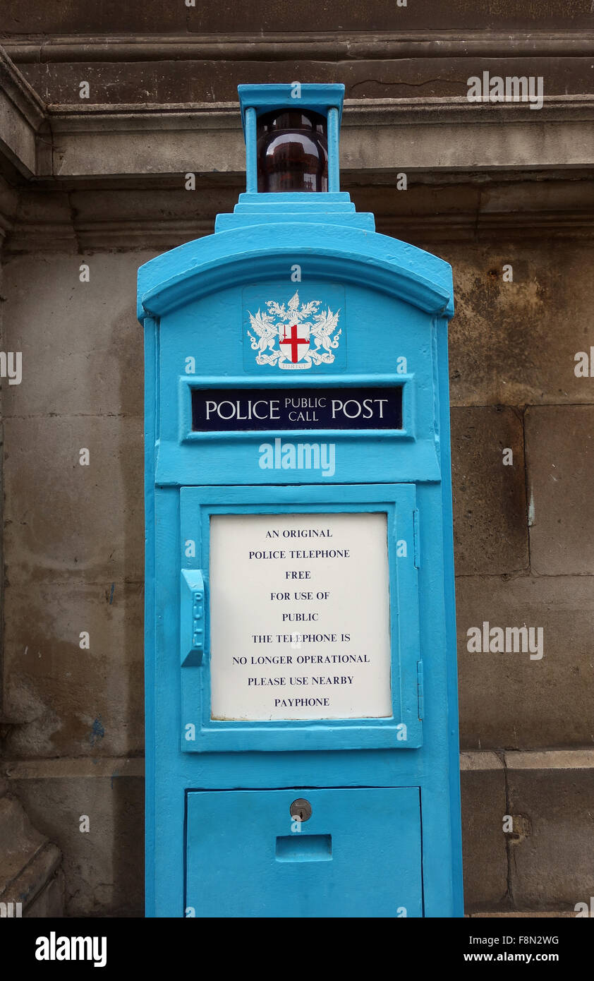 La police traditionnelle à l'ancienne cabine téléphonique, Londres Banque D'Images