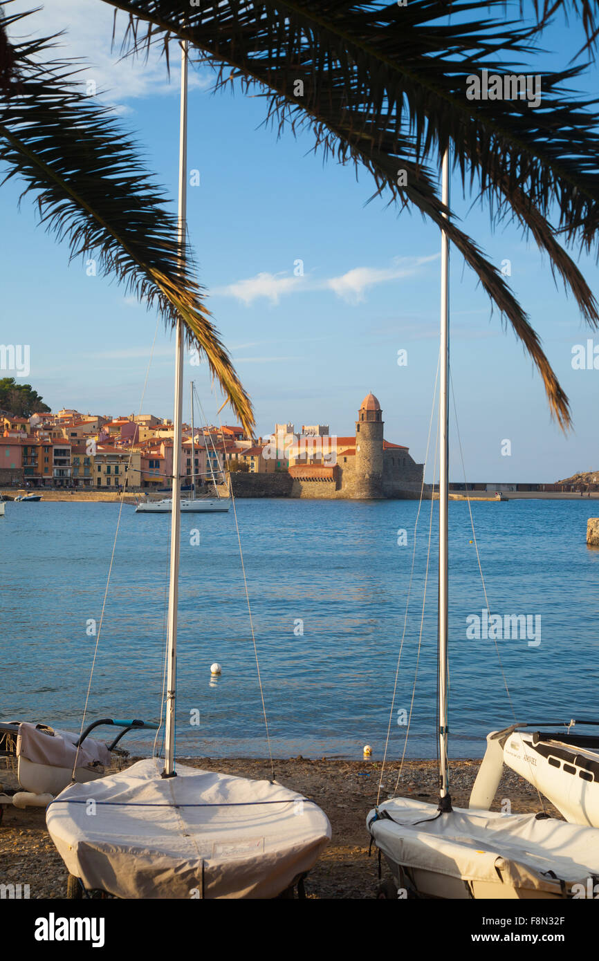 La belle ville de Collioure le long de la côte méditerranéenne dans le sud de la France. Banque D'Images