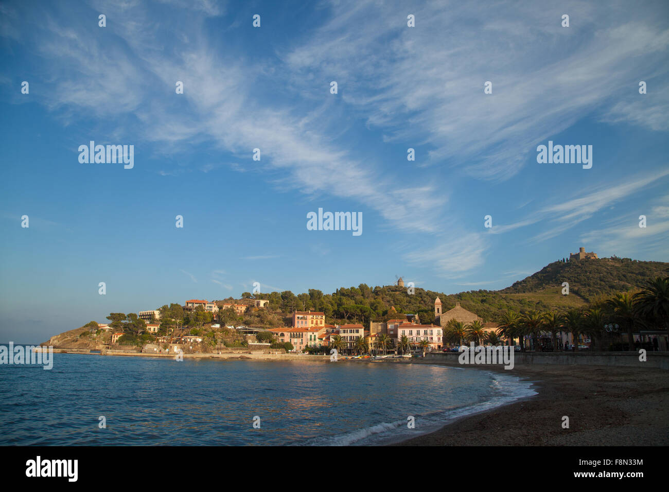 Vue de Collioure du Fort Saint-Elme et moulin à vent, au sud de la France. Banque D'Images