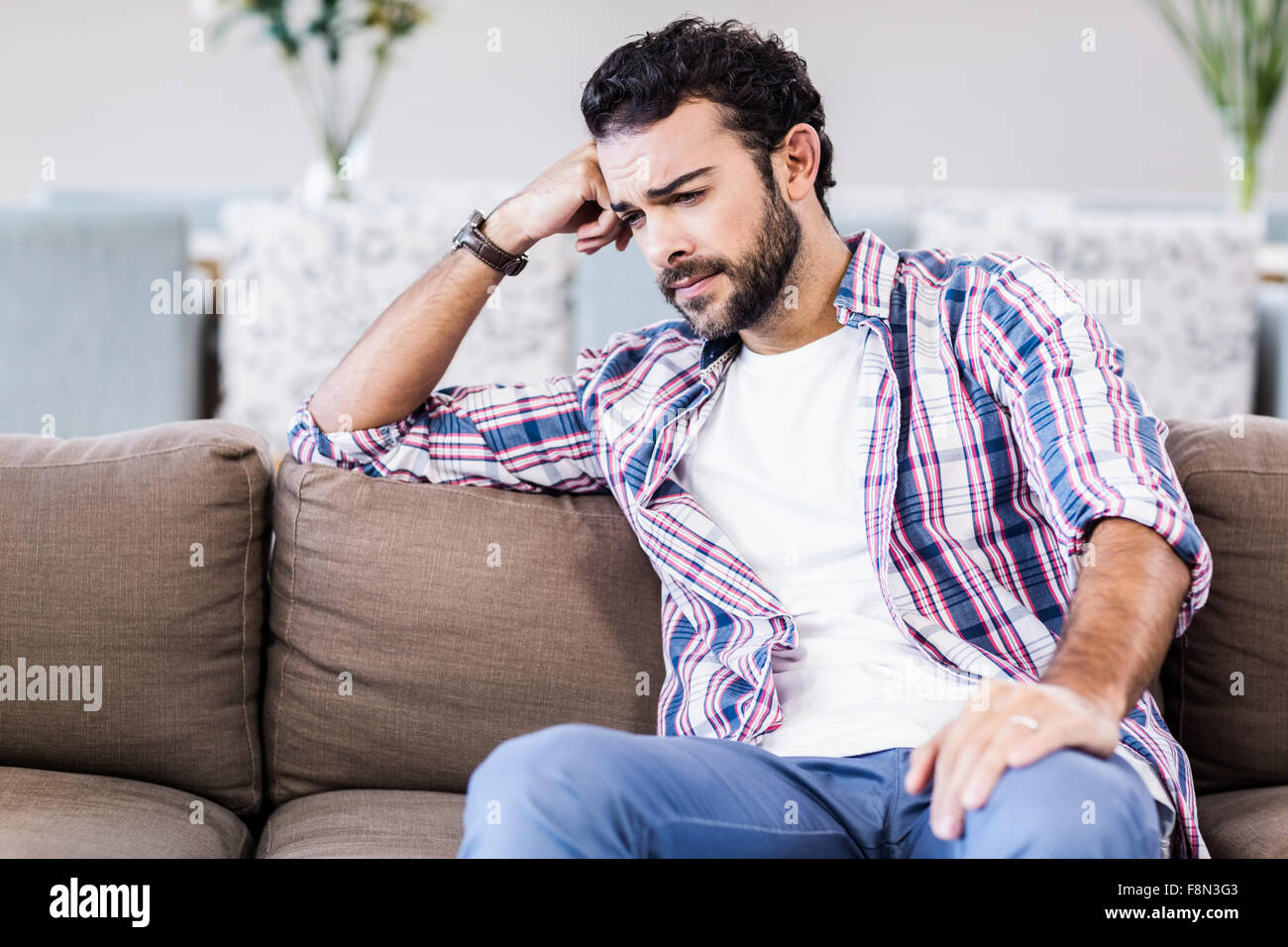 L'homme inquiet avec main sur son visage Banque D'Images