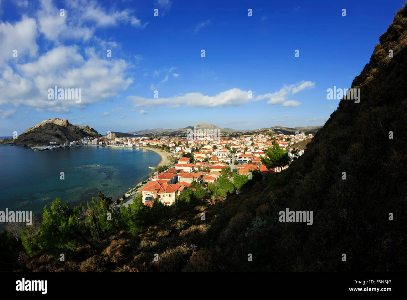 Fish Eye View de Myrina city bay et New Madytos suburb (en bas). Lemnos Limnos island, Grèce ou Banque D'Images
