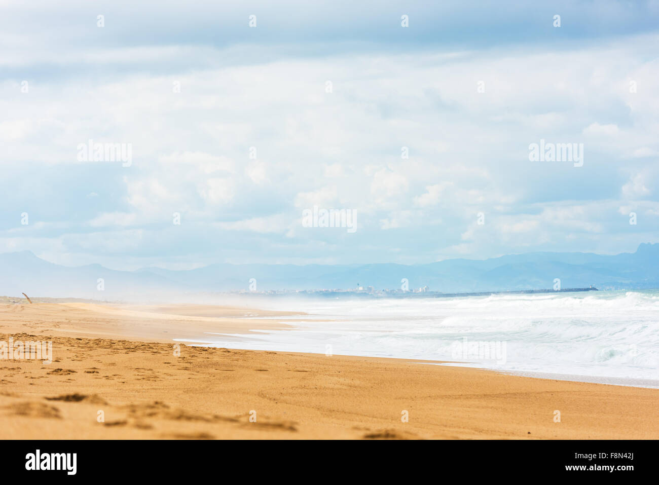 Longue plage avec des vagues de l'océan Atlantique. Le Département de la Gironde, France. Tourné avec un focus sélectif Banque D'Images