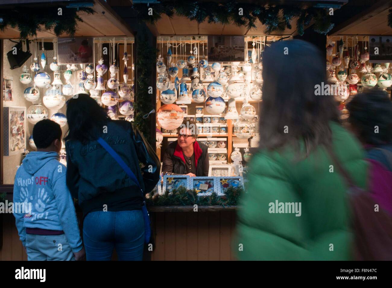 Chicago, Illinois, USA. 9Th Mar, 2015. Les gens magasinent à l'Christkindlmarket à Chicago, Illinois, aux États-Unis le 9 décembre 2015. Christkindlmarket, un marché de Noël chaque année à Chicago, a lieu pour la première fois par la Chambre de Commerce germano-américain du Midwest sur Pioneer Cour en 1996. Il est devenu le plus grand marché de Noël en plein air dans la région de Chicago. © Il Xianfeng/Xinhua/Alamy Live News Banque D'Images