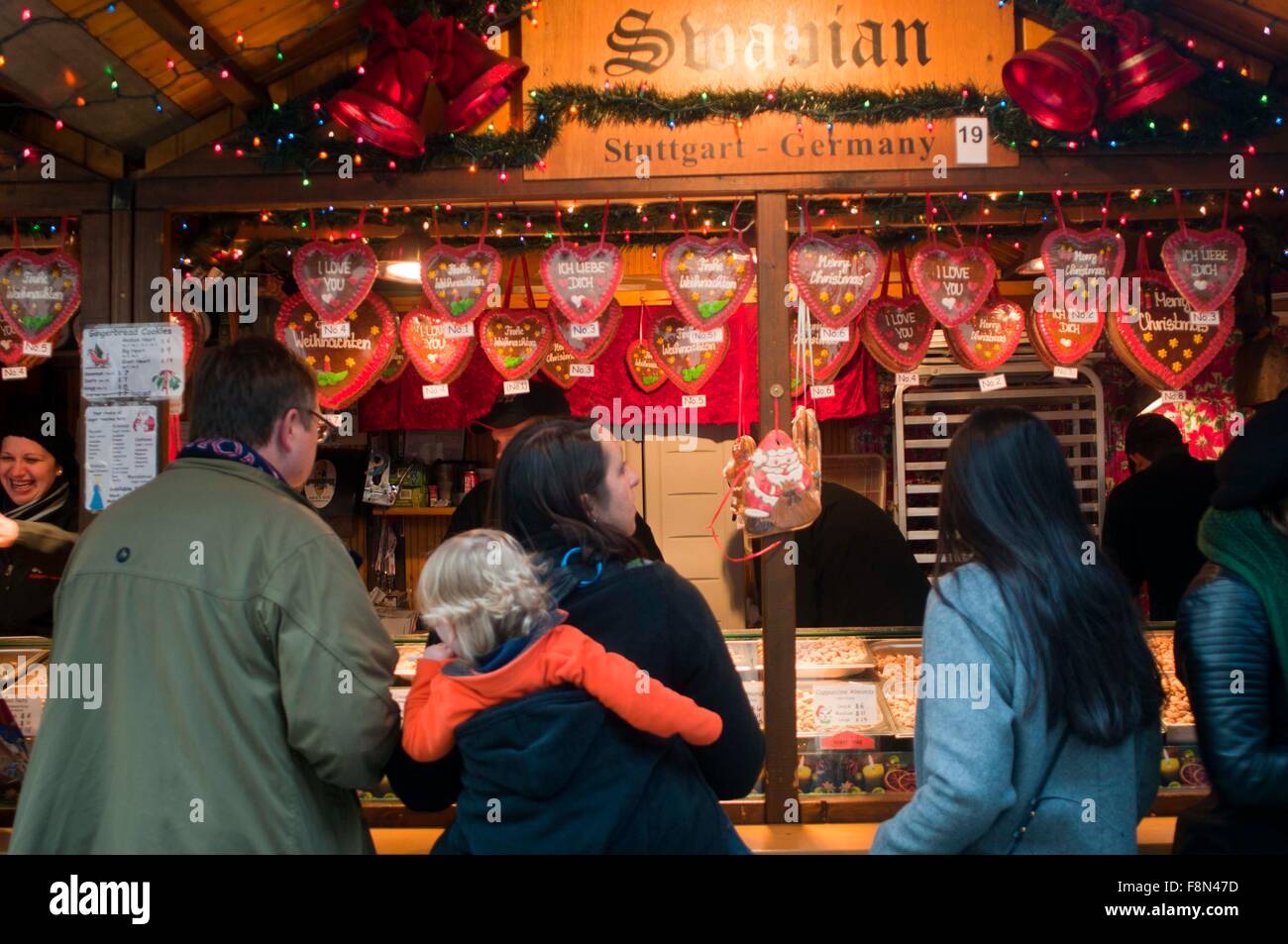 Chicago, Illinois, USA. 9Th Mar, 2015. Les gens magasinent à l'Christkindlmarket à Chicago, Illinois, aux États-Unis le 9 décembre 2015. Christkindlmarket, un marché de Noël chaque année à Chicago, a lieu pour la première fois par la Chambre de Commerce germano-américain du Midwest sur Pioneer Cour en 1996. Il est devenu le plus grand marché de Noël en plein air dans la région de Chicago. © Il Xianfeng/Xinhua/Alamy Live News Banque D'Images
