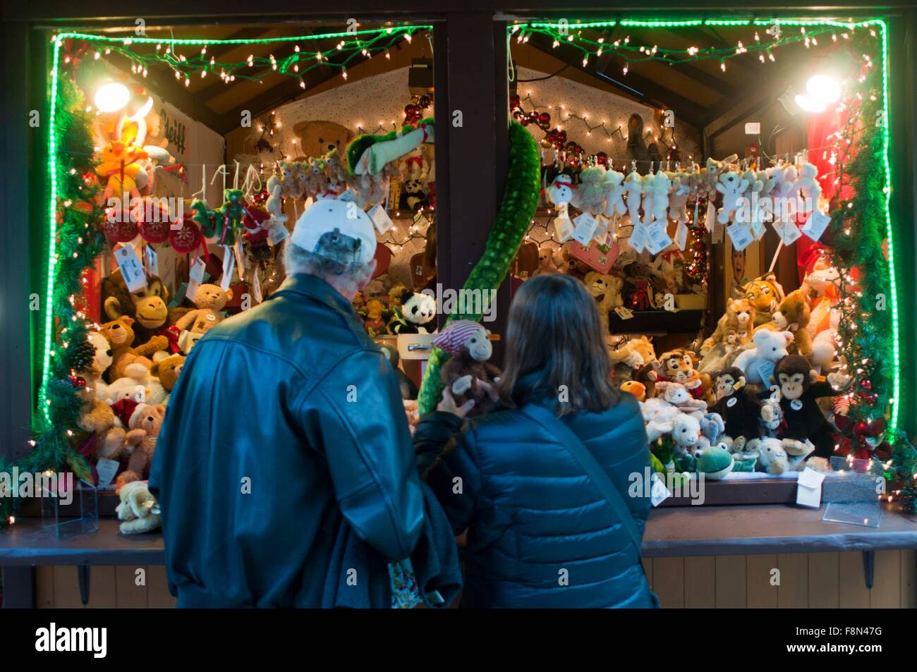 Chicago, Illinois, USA. 9Th Mar, 2015. Les gens magasinent à l'Christkindlmarket à Chicago, Illinois, aux États-Unis le 9 décembre 2015. Christkindlmarket, un marché de Noël chaque année à Chicago, a lieu pour la première fois par la Chambre de Commerce germano-américain du Midwest sur Pioneer Cour en 1996. Il est devenu le plus grand marché de Noël en plein air dans la région de Chicago. © Il Xianfeng/Xinhua/Alamy Live News Banque D'Images