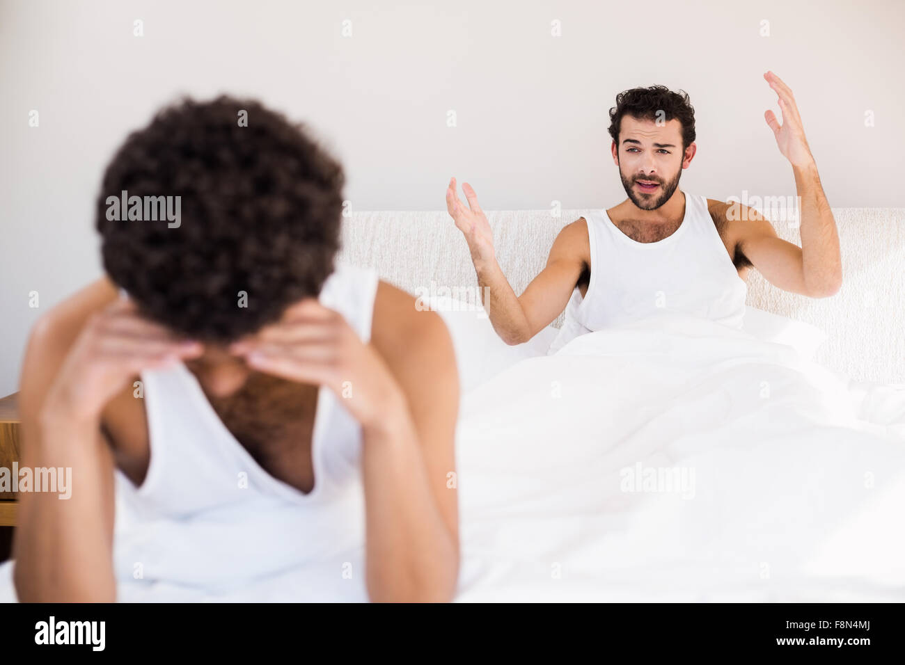 Couple having argument on bed Banque D'Images