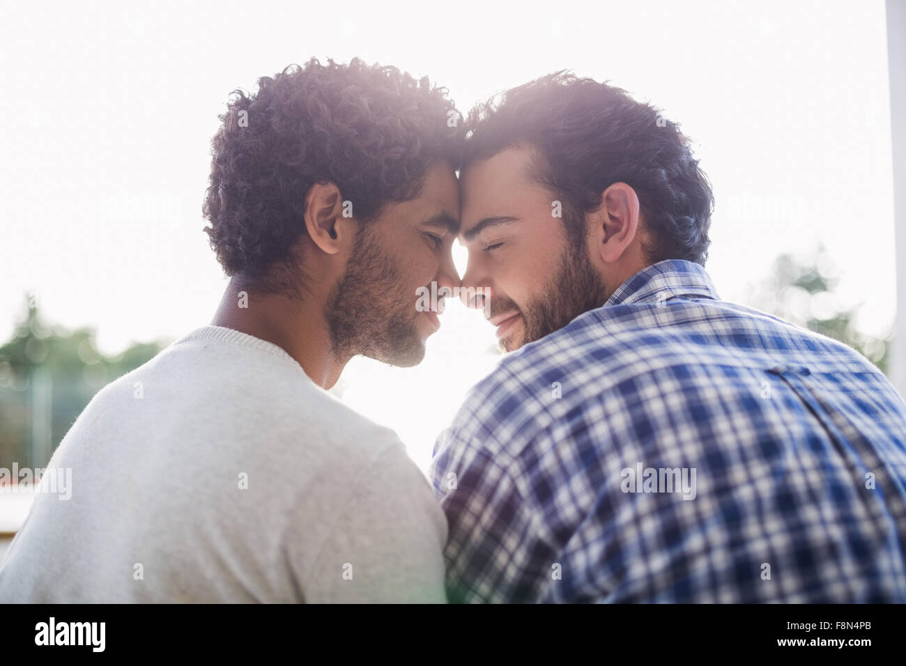 Heureux couple gay nez à nez Banque D'Images