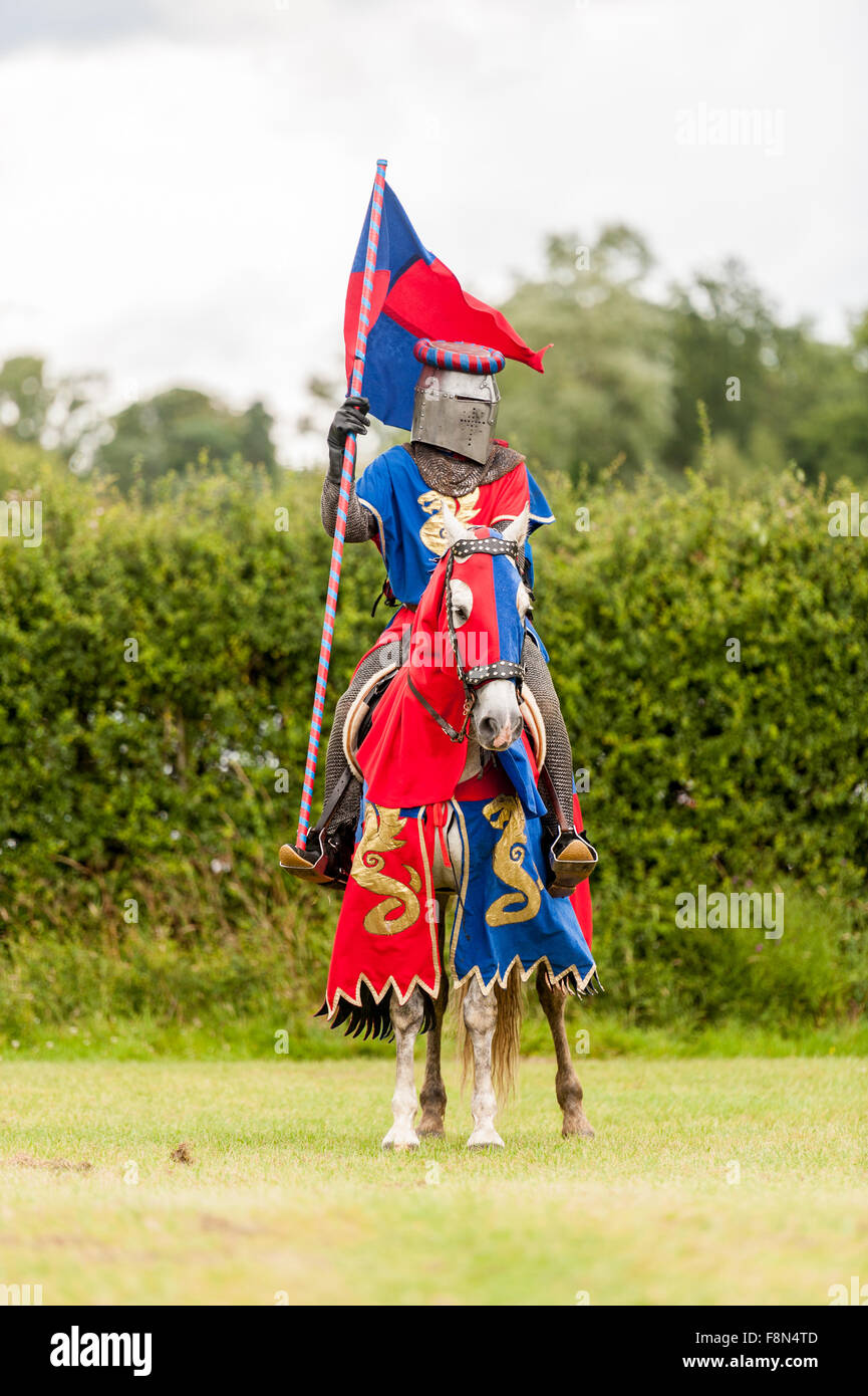 Chevalier médiéval sur un cheval avec le drapeau Banque D'Images