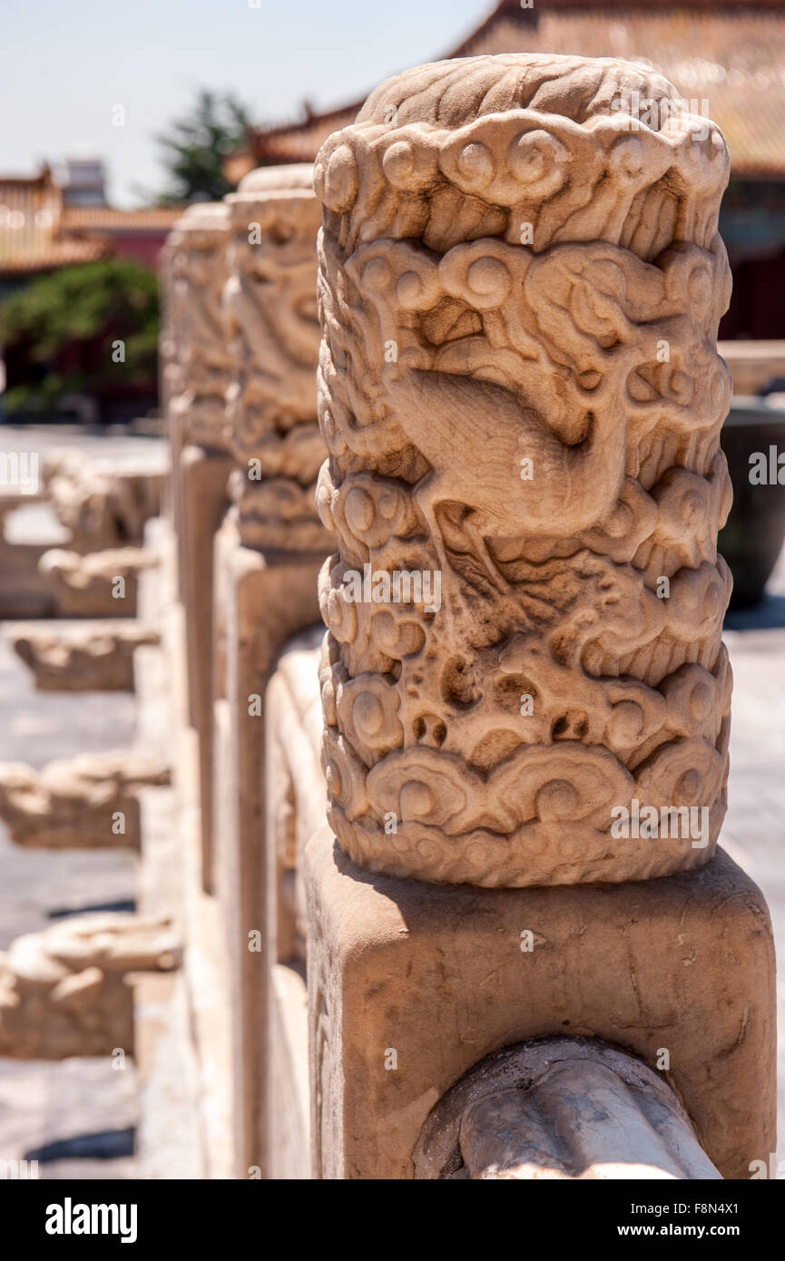 La sculpture traditionnelle chinoise de dragon sur escalier en pierre Banque D'Images