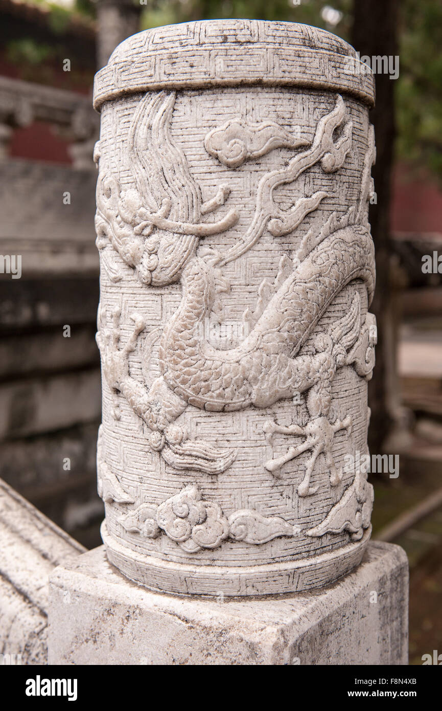 La sculpture traditionnelle chinoise de dragon sur escalier en pierre Banque D'Images