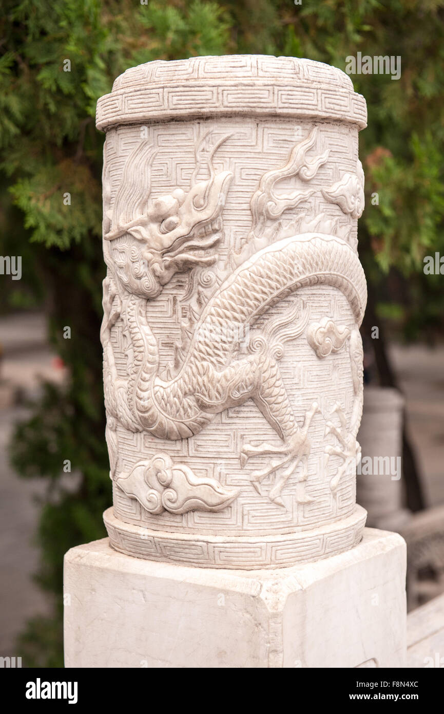 La sculpture traditionnelle chinoise de dragon sur escalier en pierre Banque D'Images