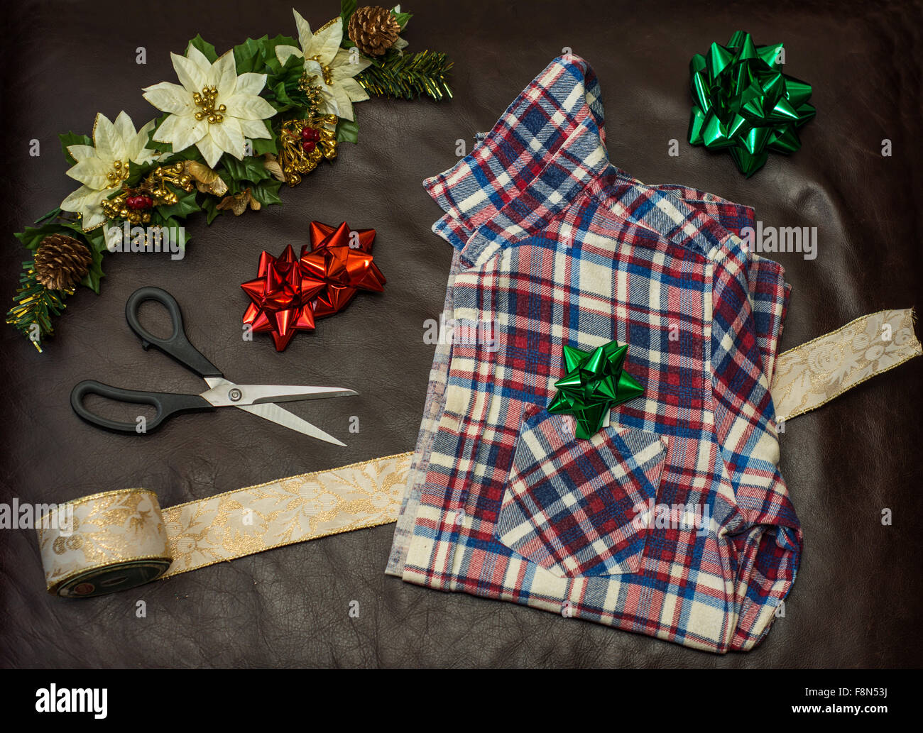 L'emballage de cadeaux de Noël une chemise à carreaux pour hommes. Banque D'Images