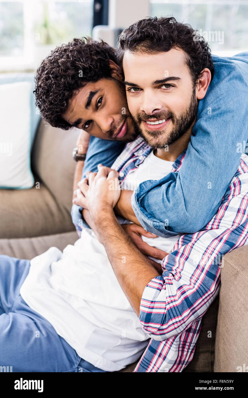 Portrait de la gay couple hugging Banque D'Images