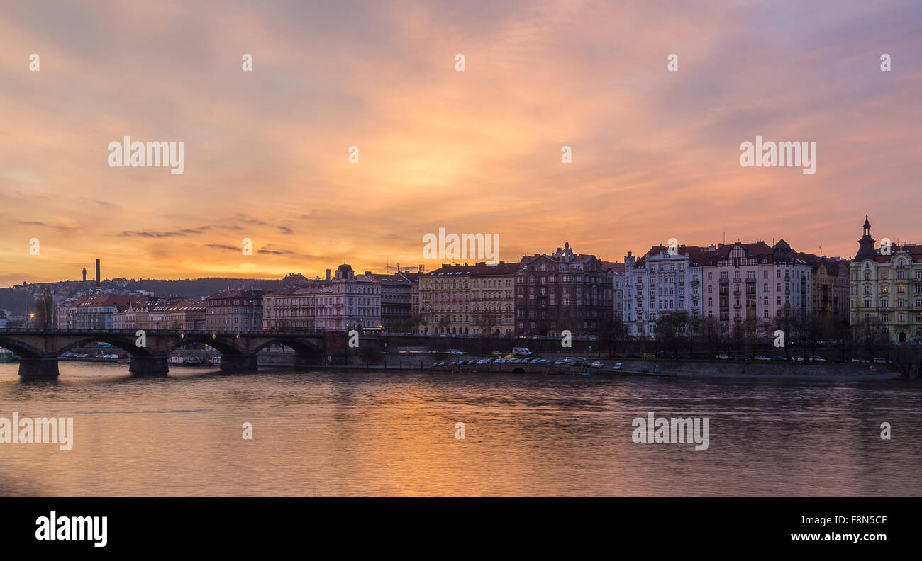 Vue sur le fleuve Vltava à Prague pendant le coucher du soleil avec un ciel coloré. Banque D'Images