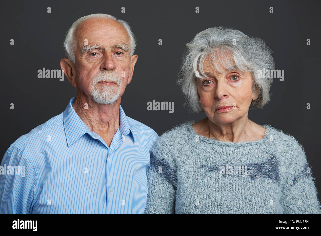Studio Portrait of Senior couple sérieux Banque D'Images