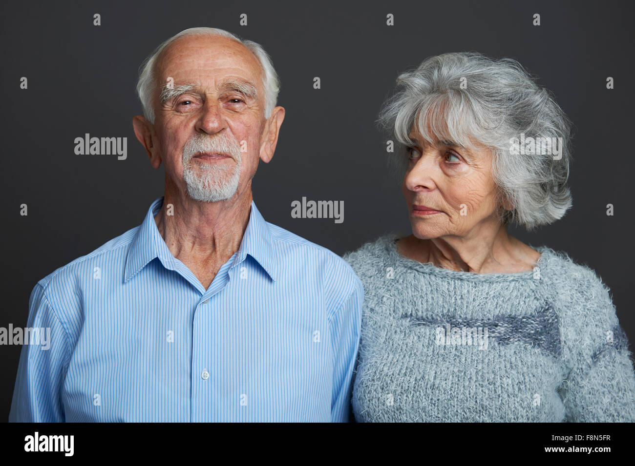 Studio Portrait of Senior couple sérieux Banque D'Images