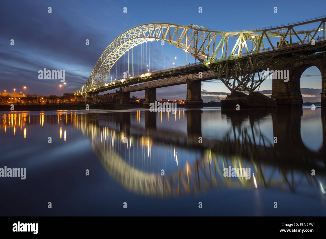 L'Aylesbury et Widnes pont traversant la rivière Mersey la nuit, Cheshire, Angleterre Banque D'Images