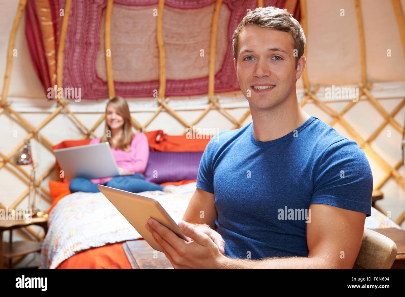 Couple de Yourte avec les appareils numériques Banque D'Images